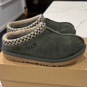 Kids Ugg Tasman slippers